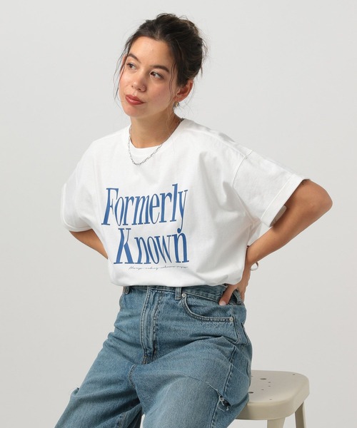 BAYFLOW（ベイフロー）の「[ヴィンテージ感漂う風合い]ピグメントロゴショートスリーブT（Tシャツ/カットソー・レディース・オフホワイト/テラコッタ/チャコール/セージグリーン/ブラウン/ダークグレー/グレー系その他/ホワイト/ベージュ/ブルー・MEDIUM/SMALL）」の2枚目の写真