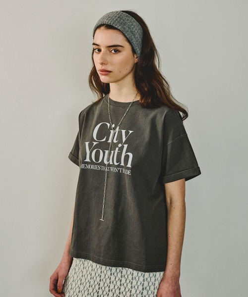 BAYFLOW（ベイフロー）の「[ヴィンテージ感漂う風合い]ピグメントロゴショートスリーブT（Tシャツ/カットソー・レディース・オフホワイト/テラコッタ/チャコール/セージグリーン/ブラウン/ダークグレー/グレー系その他/ホワイト/ベージュ/ブルー・MEDIUM/SMALL）」の6枚目の写真