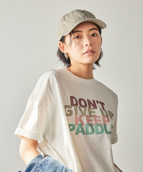 BAYFLOW（ベイフロー）の「[ヴィンテージ感漂う風合い]ピグメントロゴショートスリーブT（Tシャツ/カットソー・レディース・オフホワイト/テラコッタ/チャコール/セージグリーン/ブラウン/ダークグレー/グレー系その他/ホワイト/ベージュ/ブルー・MEDIUM/SMALL）」の11枚目の写真