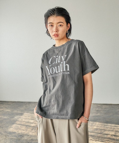 BAYFLOW（ベイフロー）の「[ヴィンテージ感漂う風合い]ピグメントロゴショートスリーブT（Tシャツ/カットソー・レディース・オフホワイト/テラコッタ/チャコール/セージグリーン/ブラウン/ダークグレー/グレー系その他/ホワイト/ベージュ/ブルー・MEDIUM/SMALL）」の16枚目の写真