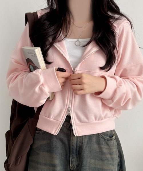 VIVID LADY（ビビッドレディー）の「着回し力バツグン！ゆるっとラフな万能ショートジップパーカー　ショート丈 ダブルジップパーカー 前面ポケット付き フルジップ  羽織 UV対策 冷房対策（パーカー・レディース・グレー/ダークブラウン/ブラック/ワイン/オートミール/グリーン/ネイビー/チャコールグレー/グレイッシュベージュ/カーキ/イエロー/パープル/ベビーピンク・FREE）」の12枚目の写真