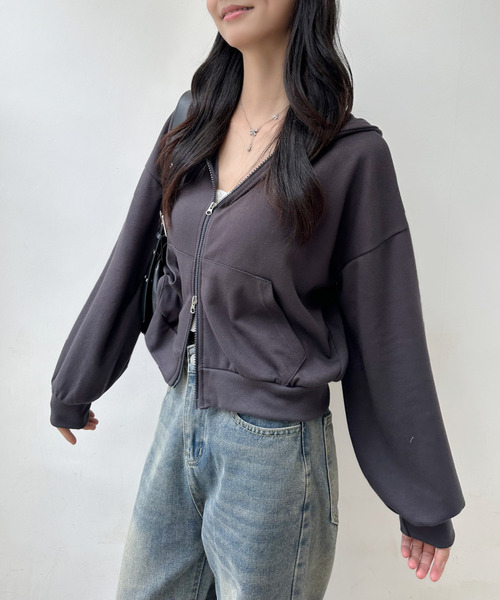 VIVID LADY（ビビッドレディー）の「着回し力バツグン！ゆるっとラフな万能ショートジップパーカー　ショート丈 ダブルジップパーカー 前面ポケット付き フルジップ  羽織 UV対策 冷房対策（パーカー・レディース・グレー/ダークブラウン/ブラック/ワイン/オートミール/グリーン/ネイビー/チャコールグレー/グレイッシュベージュ/カーキ/イエロー/パープル/ベビーピンク・FREE）」の18枚目の写真