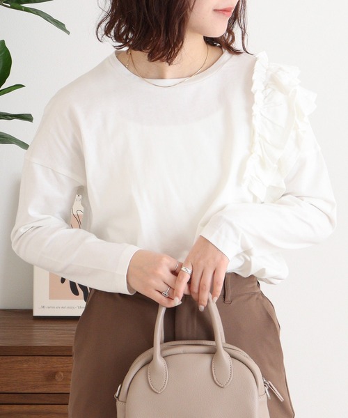 atONE(アットワン)の「片袖フリル長袖カットソー(Tシャツ/カットソー・レディース・ブラック/カーキ/ライトベージュ/オフホワイト・M-L/4L~5L/LL~3L)」の2枚目の写真