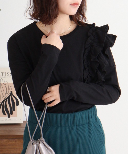 atONE(アットワン)の「片袖フリル長袖カットソー(Tシャツ/カットソー・レディース・ブラック/カーキ/ライトベージュ/オフホワイト・M-L/4L~5L/LL~3L)」の1枚目の写真