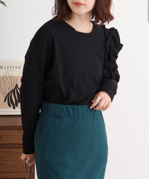 atONE(アットワン)の「片袖フリル長袖カットソー(Tシャツ/カットソー・レディース・ブラック/カーキ/ライトベージュ/オフホワイト・M-L/4L~5L/LL~3L)」の11枚目の写真
