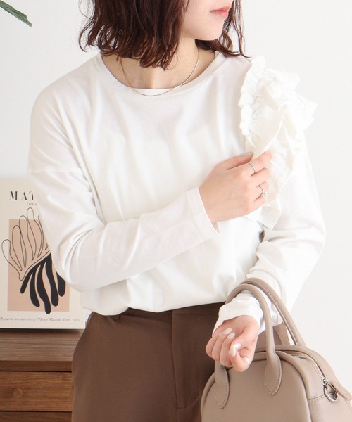 atONE(アットワン)の「片袖フリル長袖カットソー(Tシャツ/カットソー・レディース・ブラック/カーキ/ライトベージュ/オフホワイト・M-L/4L~5L/LL~3L)」の6枚目の写真
