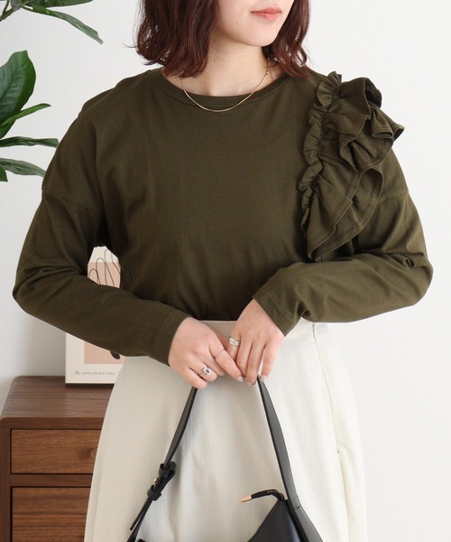atONE(アットワン)の「片袖フリル長袖カットソー(Tシャツ/カットソー・レディース・ブラック/カーキ/ライトベージュ/オフホワイト・M-L/4L~5L/LL~3L)」の17枚目の写真
