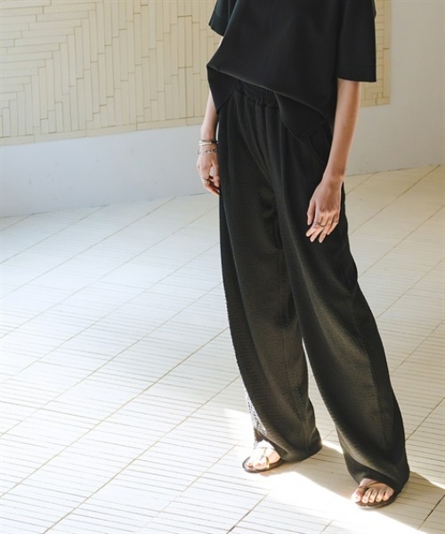 Maison INNESS(メゾンアイネス)の「ぽこぽこテクスチャーイージーワイドパンツ(UVカット)<大きいサイズ有>(その他パンツ・レディース・イエロー/ブラック/ライトベージュ/ピンク・3L/LL/L/S/M)」の6枚目の写真