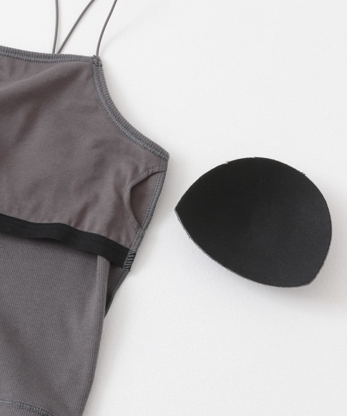 KBF（ケイビーエフ）の「カップ付きクロップドキャミソール（キャミソール・レディース・オフホワイト/グレー/チャコールグレー・ONE）」の8枚目の写真