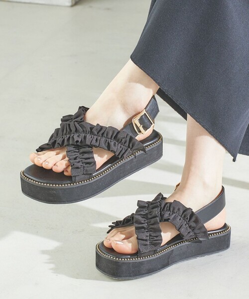 SHIPS（シップス）の「【WEB限定】クロス フリル プラット フォーム サンダル（サンダル・レディース・ベージュ/ブラック・24/23/25）」の8枚目の写真