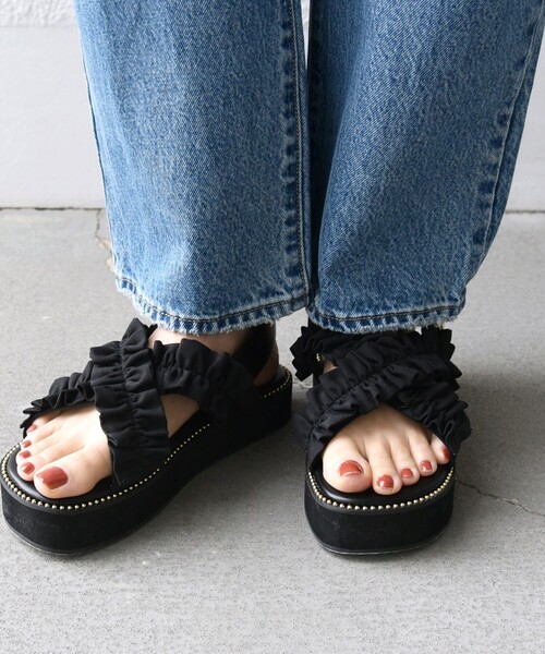 SHIPS（シップス）の「【WEB限定】クロス フリル プラット フォーム サンダル（サンダル・レディース・ベージュ/ブラック・24/23/25）」の12枚目の写真