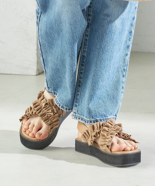 SHIPS（シップス）の「【WEB限定】クロス フリル プラット フォーム サンダル（サンダル・レディース・ベージュ/ブラック・24/23/25）」の17枚目の写真