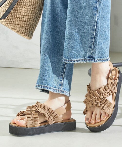 SHIPS（シップス）の「【WEB限定】クロス フリル プラット フォーム サンダル（サンダル・レディース・ベージュ/ブラック・24/23/25）」の20枚目の写真