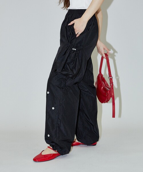 PUBLUX(パブリュクス)の「MARY QUANT × PUBLUX/マリークワント フラワーモチーフ刺繍 ナイロンパンツ 限定展開(その他パンツ・レディース・ブラック/グレー・フリ-)」の5枚目の写真