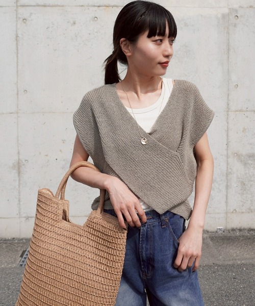 gossara(ゴサラ)の「2WAY畦編みクロスベスト(ベスト・レディース・アイボリー/グレイッシュベージュ/チャコール・FREE)」の22枚目の写真