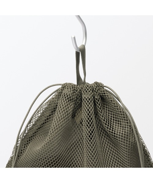 無印良品(ムジルシリョウヒン)の「ポリエステルメッシュ巾着 ダブルタイプ M 約27×30×12cm(トラベルグッズ・レディース・ブラック/カーキ/ピンク・M)」の12枚目の写真