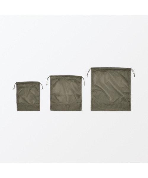 無印良品(ムジルシリョウヒン)の「ポリエステルメッシュ巾着 ダブルタイプ M 約27×30×12cm(トラベルグッズ・レディース・ブラック/カーキ/ピンク・M)」の13枚目の写真