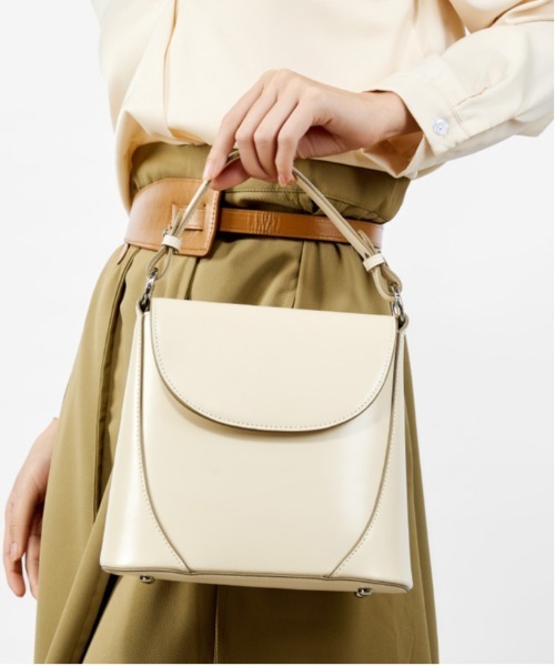 NiiNa(ニーナ)の「【 NiiNa / ニーナ 】【高品質牛革】2wayワンハンドルバケットバッグ(ショルダーバッグ・レディース・ホワイト/ブラウン/ブラック・FREE)」の2枚目の写真