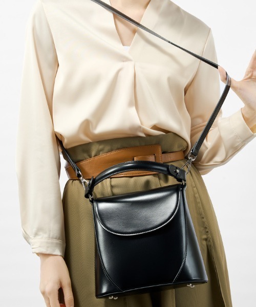 NiiNa(ニーナ)の「【 NiiNa / ニーナ 】【高品質牛革】2wayワンハンドルバケットバッグ(ショルダーバッグ・レディース・ホワイト/ブラウン/ブラック・FREE)」の1枚目の写真