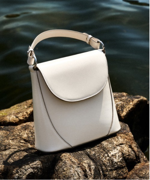 NiiNa(ニーナ)の「【 NiiNa / ニーナ 】【高品質牛革】2wayワンハンドルバケットバッグ(ショルダーバッグ・レディース・ホワイト/ブラウン/ブラック・FREE)」の5枚目の写真