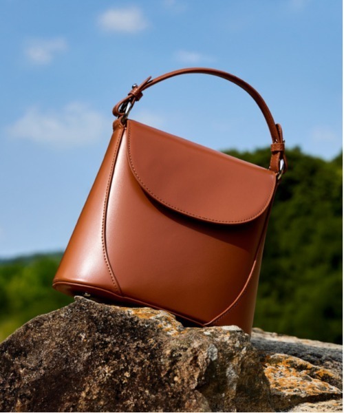 NiiNa(ニーナ)の「【 NiiNa / ニーナ 】【高品質牛革】2wayワンハンドルバケットバッグ(ショルダーバッグ・レディース・ホワイト/ブラウン/ブラック・FREE)」の6枚目の写真