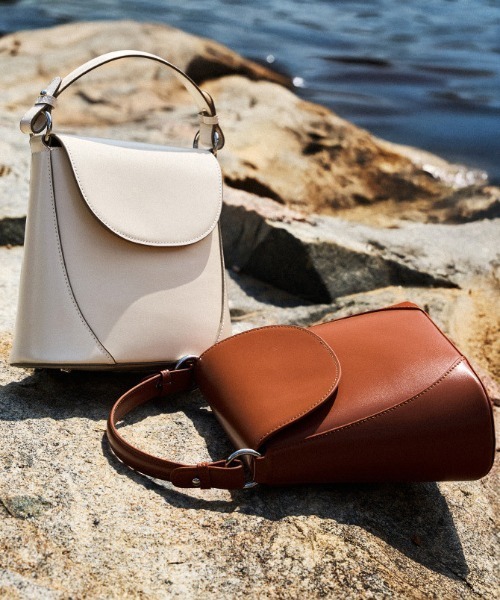NiiNa(ニーナ)の「【 NiiNa / ニーナ 】【高品質牛革】2wayワンハンドルバケットバッグ(ショルダーバッグ・レディース・ホワイト/ブラウン/ブラック・FREE)」の7枚目の写真