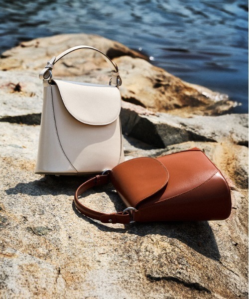 NiiNa(ニーナ)の「【 NiiNa / ニーナ 】【高品質牛革】2wayワンハンドルバケットバッグ(ショルダーバッグ・レディース・ホワイト/ブラウン/ブラック・FREE)」の11枚目の写真
