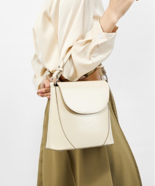 NiiNa(ニーナ)の「【 NiiNa / ニーナ 】【高品質牛革】2wayワンハンドルバケットバッグ(ショルダーバッグ・レディース・ホワイト/ブラウン/ブラック・FREE)」の15枚目の写真