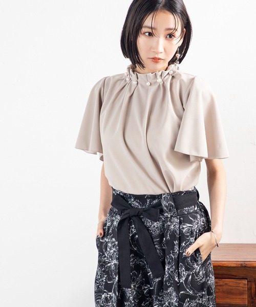 MILLION CARATS（ミリオンカラッツ）の「【接触冷感・UVカット・吸水速乾】大人のきちんと感も叶う、夏の頼れる機能派パールネックジョーゼットトップス（シャツ/ブラウス・レディース・ブラック/ベージュ・FREE）」の6枚目の写真