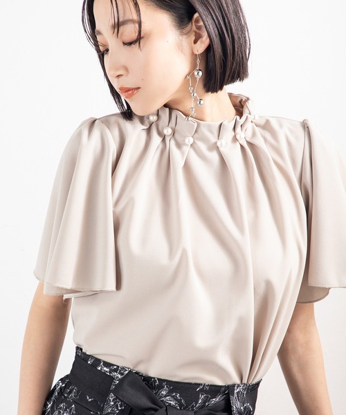 MILLION CARATS（ミリオンカラッツ）の「【接触冷感・UVカット・吸水速乾】大人のきちんと感も叶う、夏の頼れる機能派パールネックジョーゼットトップス（シャツ/ブラウス・レディース・ブラック/ベージュ・FREE）」の4枚目の写真