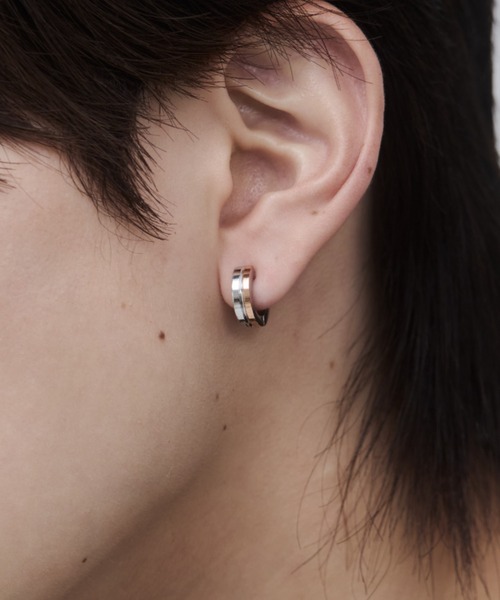 WYZ surgical stainless(ダブリューワイジィーサージカルステンレス)の「【 金属アレルギー対応 】ラインフープイヤリング サージカルステンレス(両耳用)(イヤリング・メンズ・シルバー/ゴールド/ブルー・FREE)」の4枚目の写真
