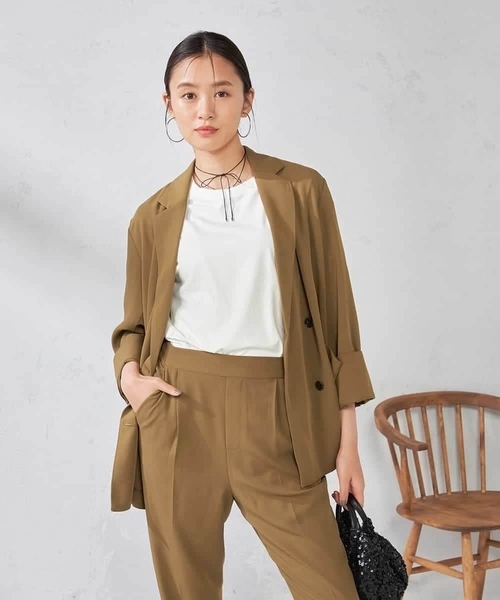 a.v.v（アーヴェヴェ）の「【接触冷感/UVカット/吸水速乾】美ラクるダブルブレストジャケット（その他アウター・レディース・カーキ/サンドベージュ・36/38）」の6枚目の写真