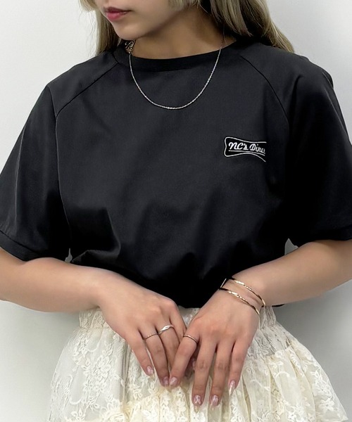 NICOLE CLUB(ニコル クラブ)の「ダイナー刺繍Tシャツ(Tシャツ/カットソー・レディース・その他2/その他1/チャコール・FREE)」の2枚目の写真