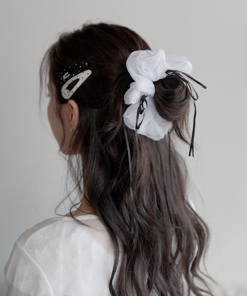 UNE MANSION(ユヌマンション)の「ラブリーレースシースルーシュシュ&ドット2SETピン(シュシュ・レディース・ブラック/ホワイト・ONESIZE)」の2枚目の写真