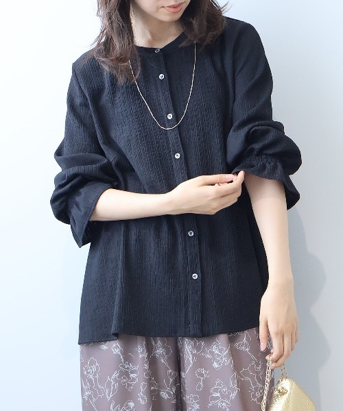 leswel(レスウェル)の「【L~5L 大きいサイズ】楊柳ニットバンドカラーシャツ(シャツ/ブラウス・レディース・ブラック/キャメル・L/LL/3L/4L/5L)」の2枚目の写真
