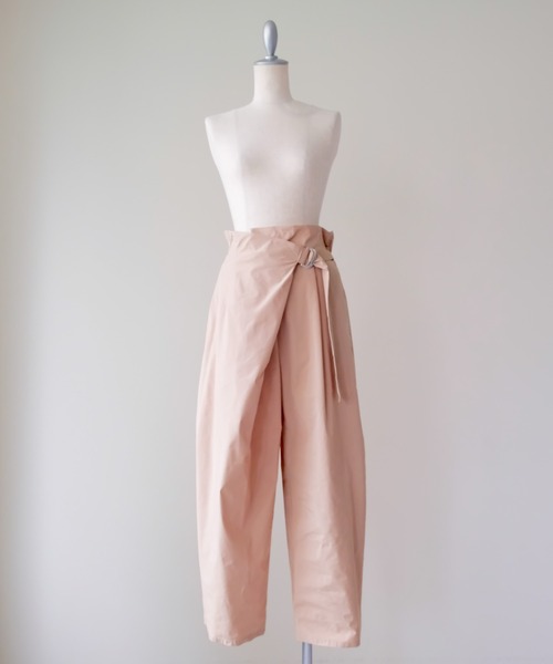 TEVALT(ヴァレット)の「ラップライクサイドカーブパンツ(チノパンツ・レディース・ライトベージュ/ブラック/ブラウン・38)」の1枚目の写真