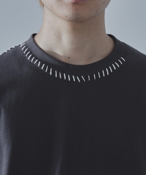 SLICK（スリック）の「【SLICK/スリック】30/2 Compact Yarn Embroidery T-Shirt/コンパクトヤーンエンブロイダリーTシャツ/ハンドステッチ（Tシャツ/カットソー・メンズ・グレイッシュベージュ/ブラック/ブラウン・2/1/3）」の7枚目の写真