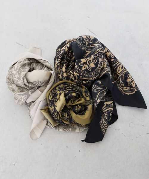 le.coeur blanc（ルクールブラン）の「《WEB限定アイテム》ペイズリープリントビッグスカーフ（バンダナ/スカーフ・レディース・ブラック系その他/ホワイト系その他2/グリーン系その他2・FREE）」の3枚目の写真