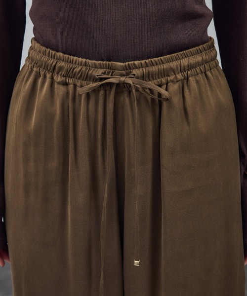 SALON adam et rope'(サロン アダム エ ロペ)の「【WEB限定】フィブリルキュプラリラクシーワイドパンツ(その他パンツ・レディース・チャコールグレー/ブラック/ブラウン・S/M)」の17枚目の写真