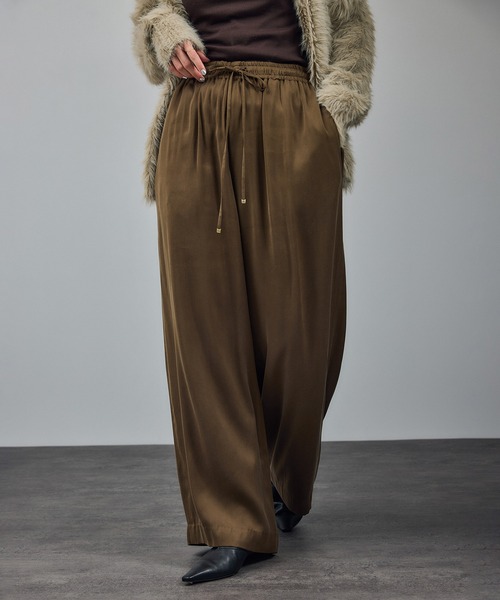 SALON adam et rope'(サロン アダム エ ロペ)の「【WEB限定】フィブリルキュプラリラクシーワイドパンツ(その他パンツ・レディース・チャコールグレー/ブラック/ブラウン・S/M)」の4枚目の写真