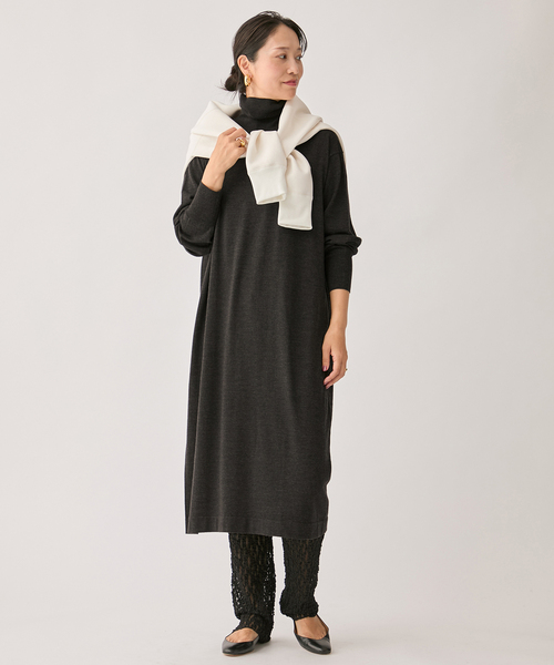 VERMEIL par iena(ヴェルメイユパーイエナ)の「GLOW wool knit ワンピース(ワンピース・レディース・チャコールグレー/グレー・FREE)」の6枚目の写真