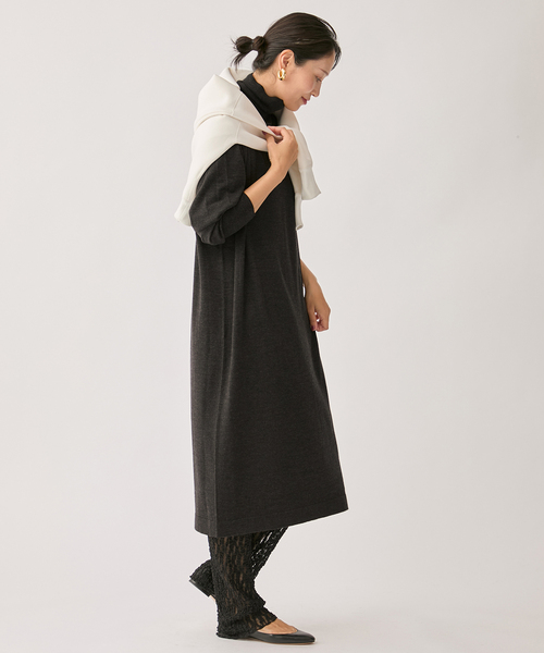 VERMEIL par iena(ヴェルメイユパーイエナ)の「GLOW wool knit ワンピース(ワンピース・レディース・チャコールグレー/グレー・FREE)」の7枚目の写真