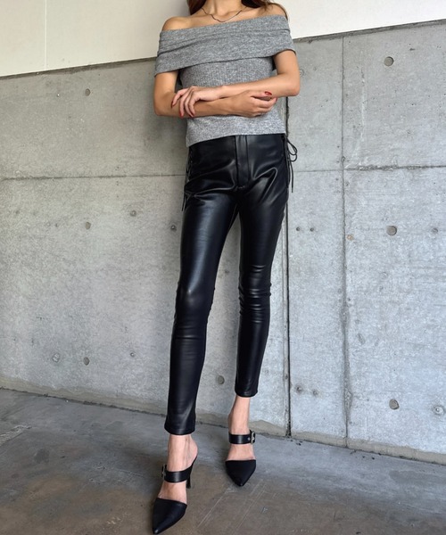 EGOIST(エゴイスト)の「サイドデザイン フェイクレザースキニーパンツ(その他パンツ・レディース・ブラック・SS/S/M)」の1枚目の写真