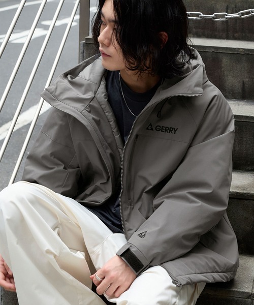 GERRY（ジェリー）の「GERRY/ジェリー 別注 ロゴワンポイント刺繍 中綿フードブルゾン（ダウンジャケット/コート・メンズ・チャコールグレー/ブラック/ライトグレー・M/L）」の21枚目の写真