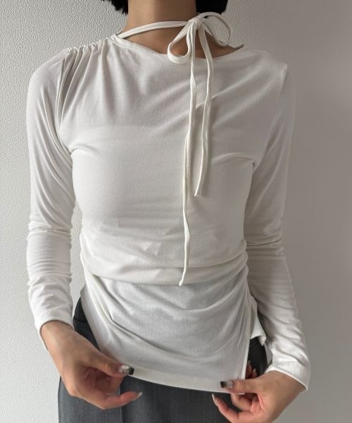 Geeong(ジーオン)の「【ZOZO限定】サイドシャーリング カットソー(Tシャツ/カットソー・レディース・アイボリー/ライトブルー/ブラック・FREE)」の2枚目の写真