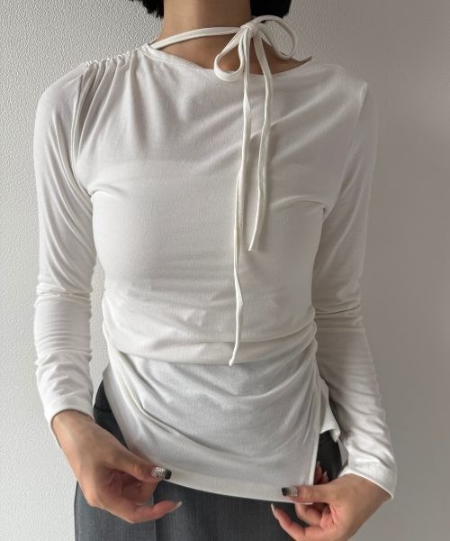 Geeong(ジーオン)の「【ZOZO限定】サイドシャーリング カットソー(Tシャツ/カットソー・レディース・アイボリー/ライトブルー/ブラック・FREE)」の4枚目の写真