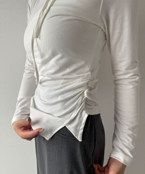Geeong(ジーオン)の「【ZOZO限定】サイドシャーリング カットソー(Tシャツ/カットソー・レディース・アイボリー/ライトブルー/ブラック・FREE)」の6枚目の写真