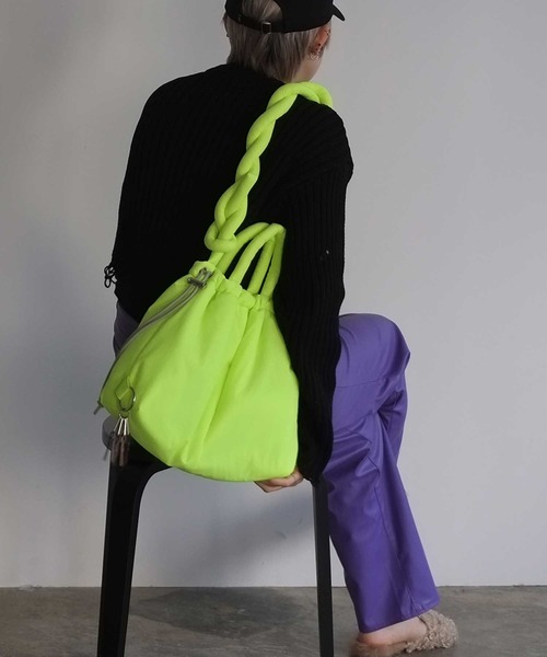 cheek(BAG)(チーク)の「puff kinchaku 2way tote / 中綿入り ショルダーバッグ(ショルダーバッグ・レディース・パープル/イエロー/グレー/ブラック/カーキ・FREE)」の5枚目の写真