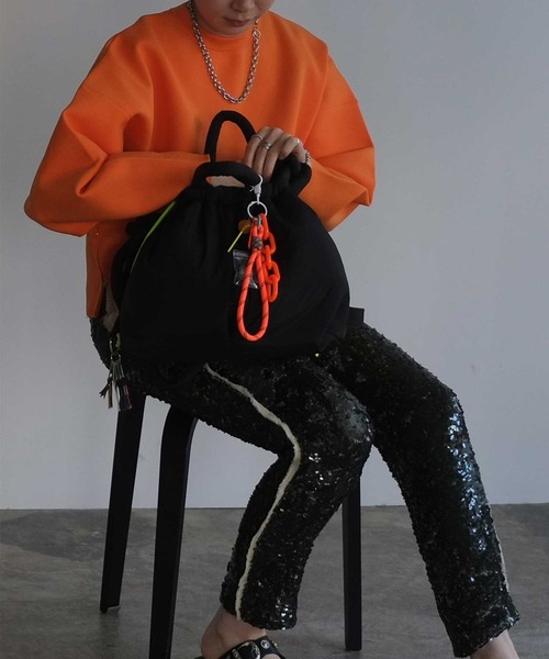 cheek(BAG)(チーク)の「puff kinchaku 2way tote / 中綿入り ショルダーバッグ(ショルダーバッグ・レディース・パープル/イエロー/グレー/ブラック/カーキ・FREE)」の2枚目の写真
