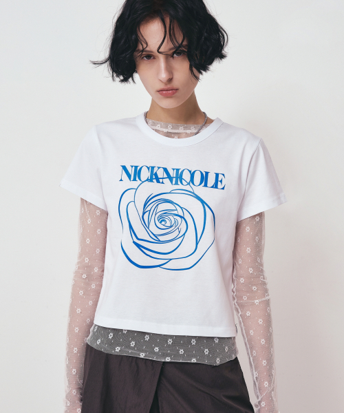 NICK&NICOLE(ニックアンドニコール)の「ROSE SIGNATURE CROP TOP_WHITE BLUE(Tシャツ/カットソー・レディース・その他・FREE)」の1枚目の写真